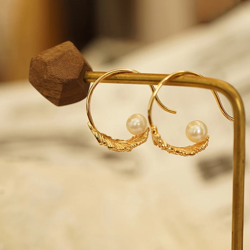 Inspiration design golden inlaid geometric pearl earrings for women classic exquisite luxury ladies jewelry clothing accessories
Inspiration design golden inlaid geometric pearl earrings for women classic exquisite luxury ladies jewelry clothing accessories