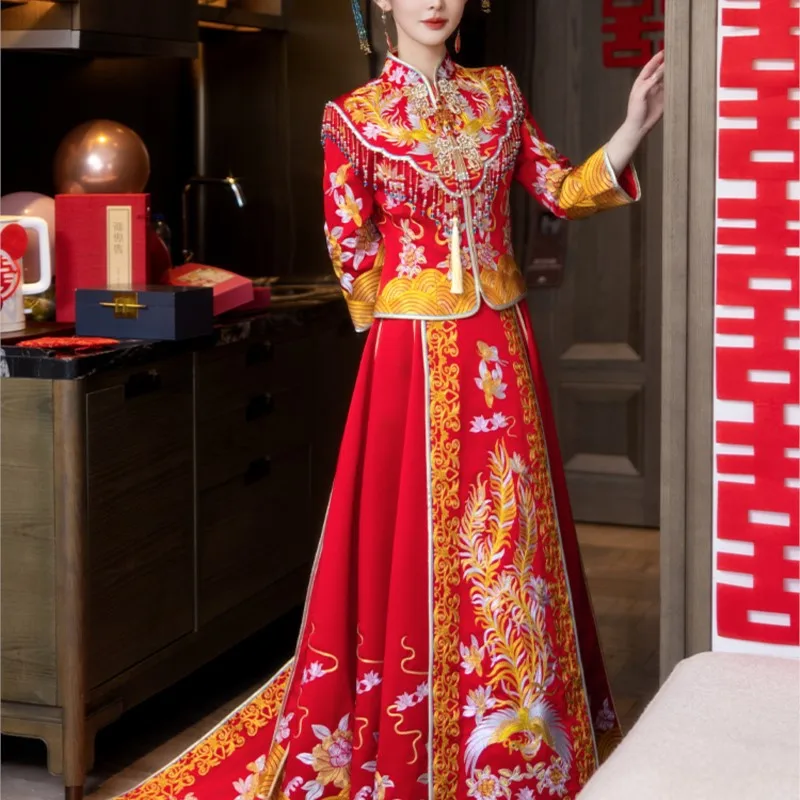 Toasting the new dragon and phoenix coat with a tail out of cabinet luxury dress
Toasting the new dragon and phoenix coat with a tail out of cabinet luxury dress