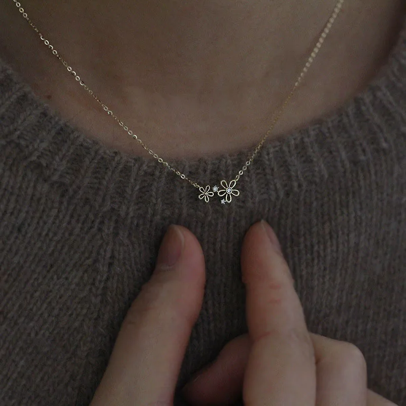 Premium Delicate Cut-out Flower Pendant Necklace Women Vintage Party Jewelry Wedding Dating Party Accessories Holiday Gift New
Premium Delicate Cut-out Flower Pendant Necklace Women Vintage Party Jewelry Wedding Dating Party Accessories Holiday Gift New