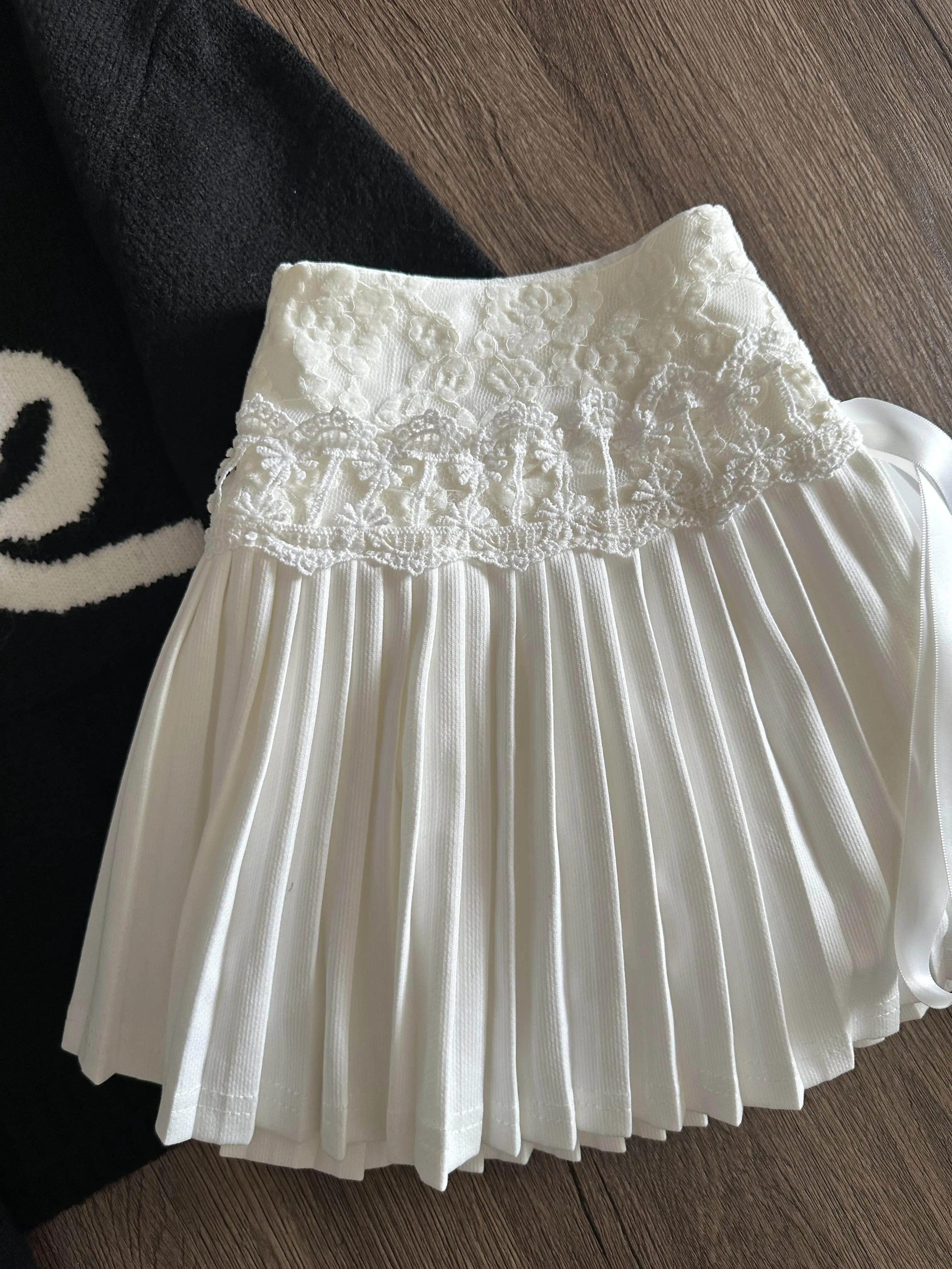 Women White Bandage Mini Skirt Vintage High Waist A-line Pleated Skirt Harajuku Korean Style Y2k Skirt 2000s Clothes Summer 2026
Women White Bandage Mini Skirt Vintage High Waist A-line Pleated Skirt Harajuku Korean Style Y2k Skirt 2000s Clothes Summer 2026