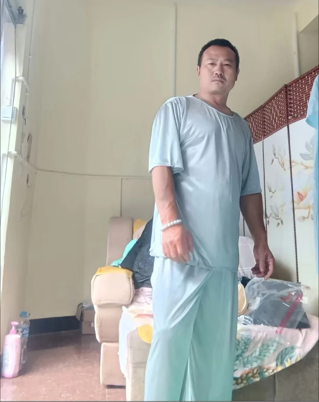 Мужская мягкая тонкая шелковистая глянцевая пижама, однотонный комплект из двух предметов, женский свободный комплект с короткими рукавами для сна, топ и брюки больших размеров
Мужская мягкая тонкая шелковистая глянцевая пижама, однотонный комплект из двух предметов, женский свободный комплект с короткими рукавами для сна, топ и брюки больших размеров