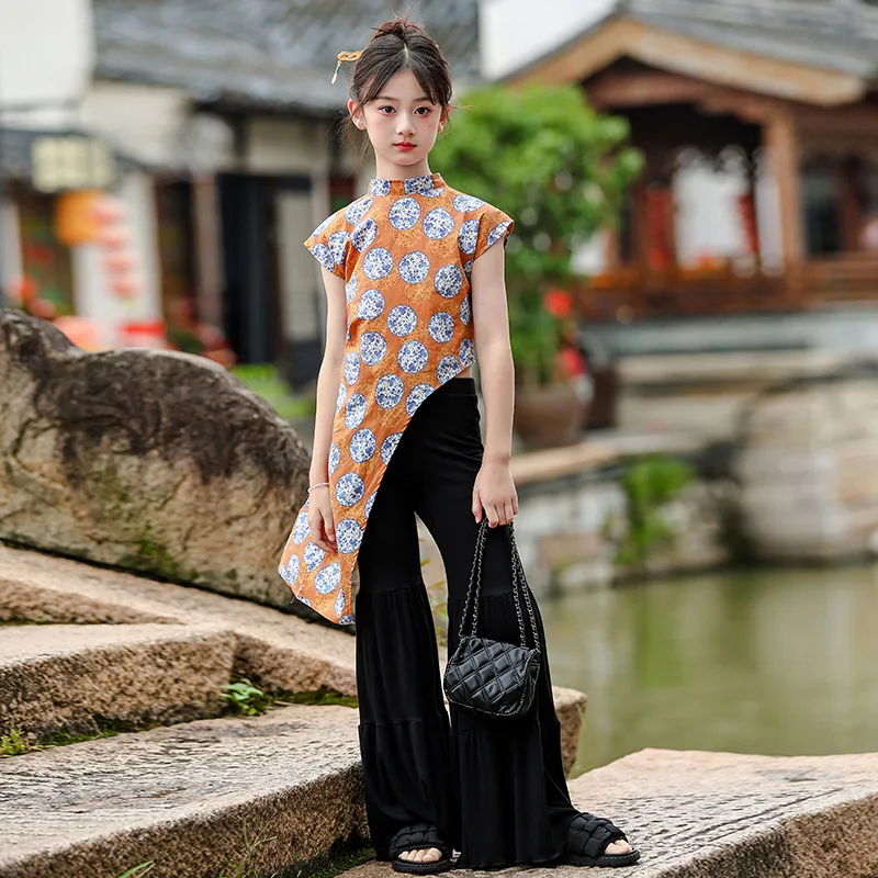 Girls' Improved Qipao Summer 2024 New Chinese Style Big Kids Retro Short Sleeved Top Flare Pants Set Trendy Two Piece Thin
Girls' Improved Qipao Summer 2024 New Chinese Style Big Kids Retro Short Sleeved Top Flare Pants Set Trendy Two Piece Thin