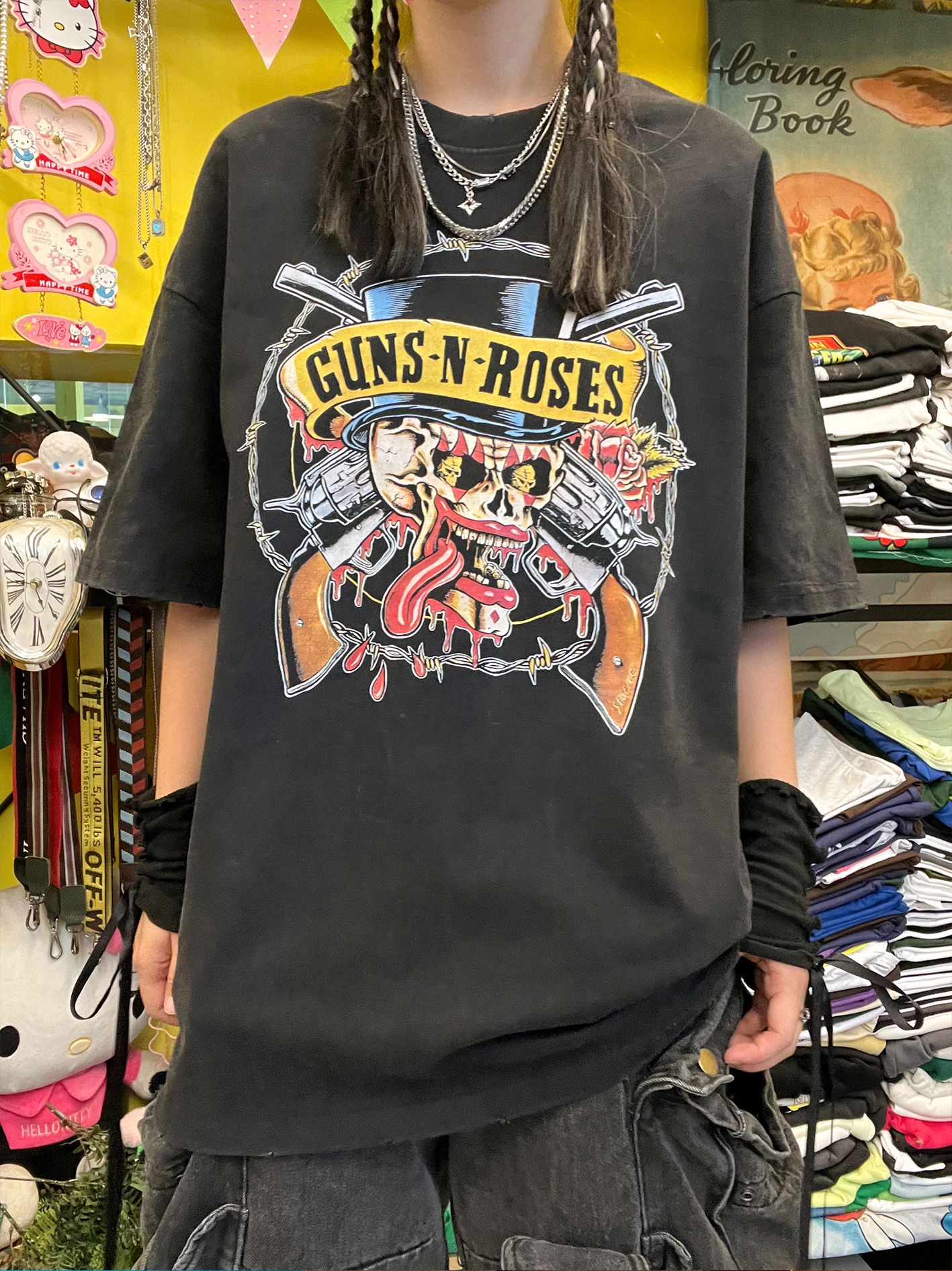 Heavyweight 330G Wang Studio Gun Flower Rose Vintage Band Casual Style Short Sleeve T-Shirt Retro Feel Leisure Fashion Tee
Heavyweight 330G Wang Studio Gun Flower Rose Vintage Band Casual Style Short Sleeve T-Shirt Retro Feel Leisure Fashion Tee