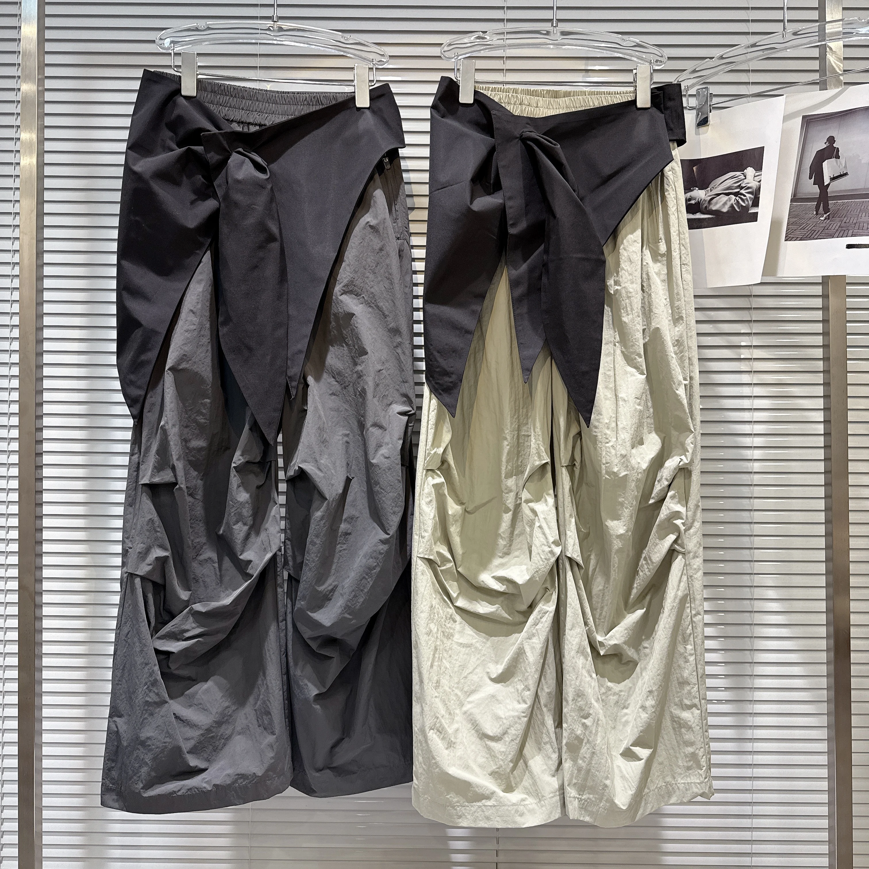 Fall 2025 New Arrival Sweet-Edgy Lightweight Parachute Cargo Pants with Adjustable Waist Tie for Women
Fall 2025 New Arrival Sweet-Edgy Lightweight Parachute Cargo Pants with Adjustable Waist Tie for Women