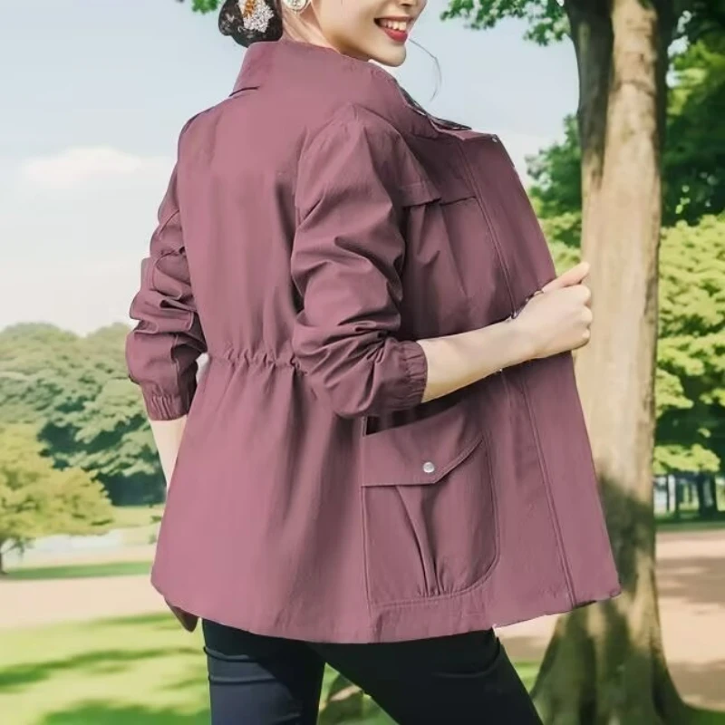 Двухслойная женская демисезонная куртка-ветровка в корейском стиле больших размеров с подкладкой, на шнурке на талии, с воротником-стойкой
Двухслойная женская демисезонная куртка-ветровка в корейском стиле больших размеров с подкладкой, на шнурке на талии, с воротником-стойкой