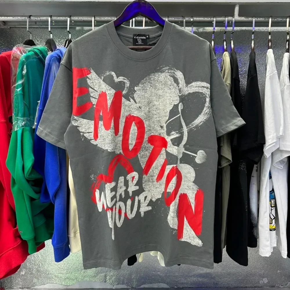 2025Men MIXED EMOTION T-shirt 2025 Angel Love Heart Print Streetwear T-shirt Real Photo High Quality Crewneck Short Sleeve Tees
2025Men MIXED EMOTION T-shirt 2025 Angel Love Heart Print Streetwear T-shirt Real Photo High Quality Crewneck Short Sleeve Tees