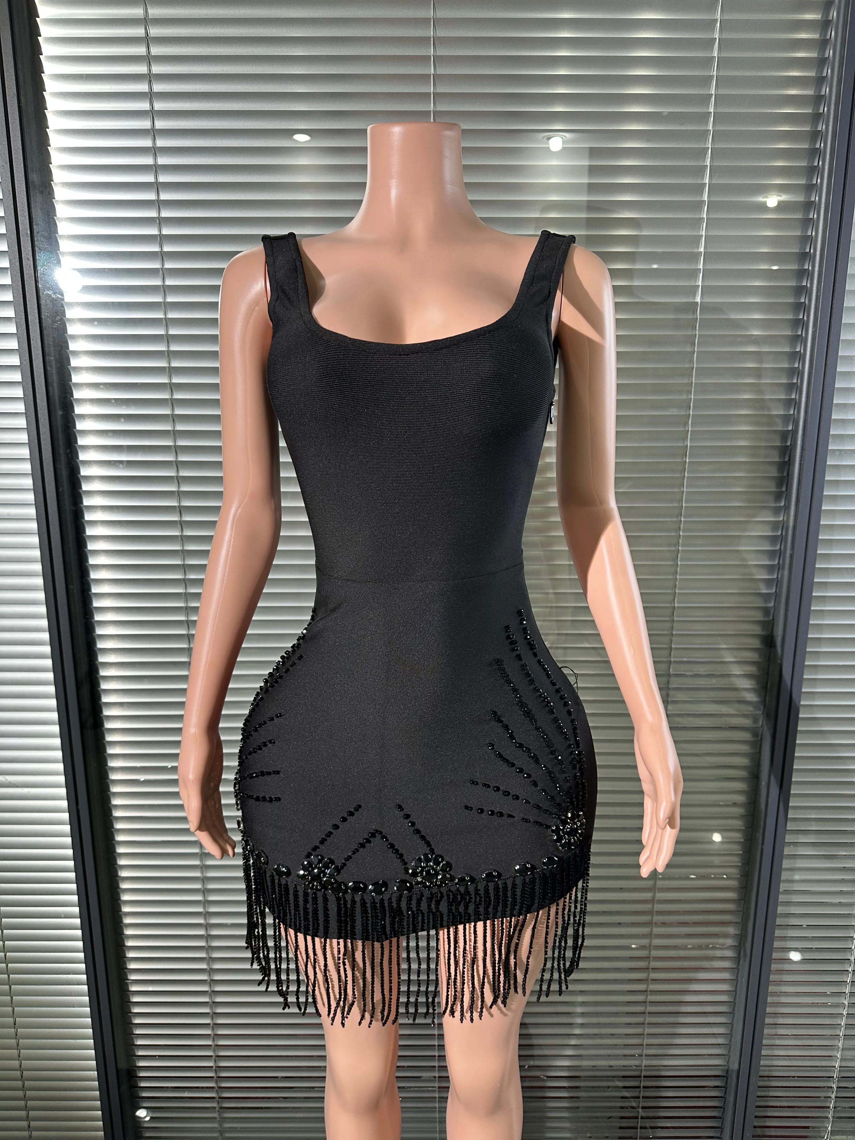 Black White Beaded Fringe Bandage Mini Dress Women Sexy Square Neck Sleeveless Bodycon Outfit Singer Stage Nightclub Performance
Black White Beaded Fringe Bandage Mini Dress Women Sexy Square Neck Sleeveless Bodycon Outfit Singer Stage Nightclub Performance