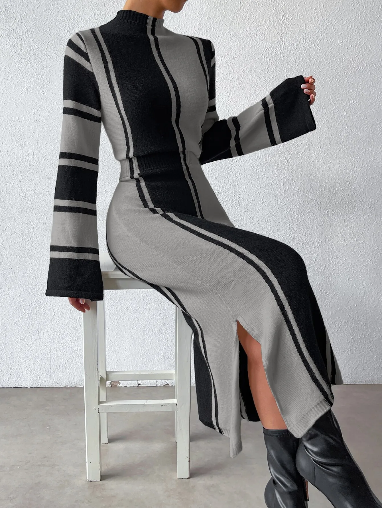 Полосатое трикотажное платье с воротником-стойкой, боковым разрезом и расклешенными рукавами
Полосатое трикотажное платье с воротником-стойкой, боковым разрезом и расклешенными рукавами