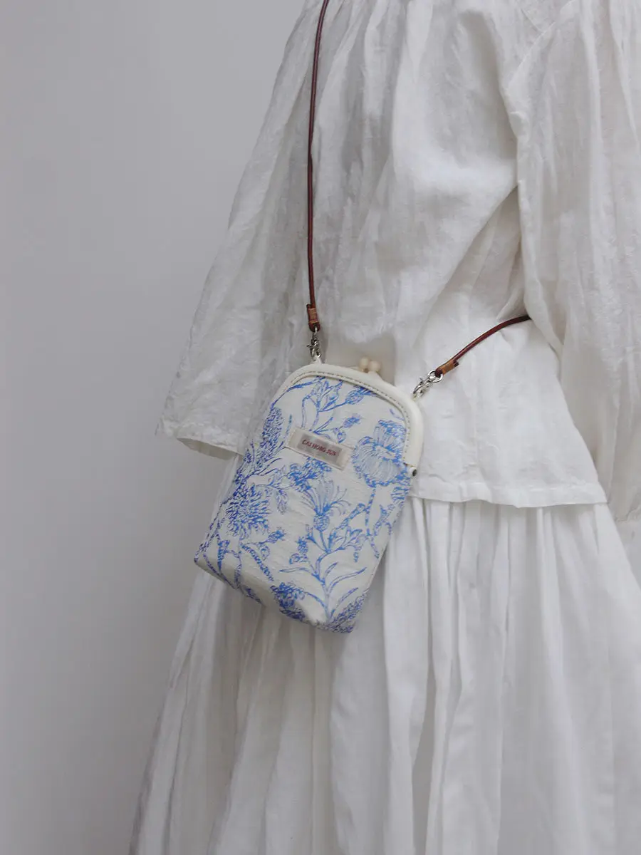 Original Blue White Literary and Artistic Style Retro Niche Cowhide Rope Handbag Women's Mini Small Fresh Messenger Bag Women
Original Blue White Literary and Artistic Style Retro Niche Cowhide Rope Handbag Women's Mini Small Fresh Messenger Bag Women