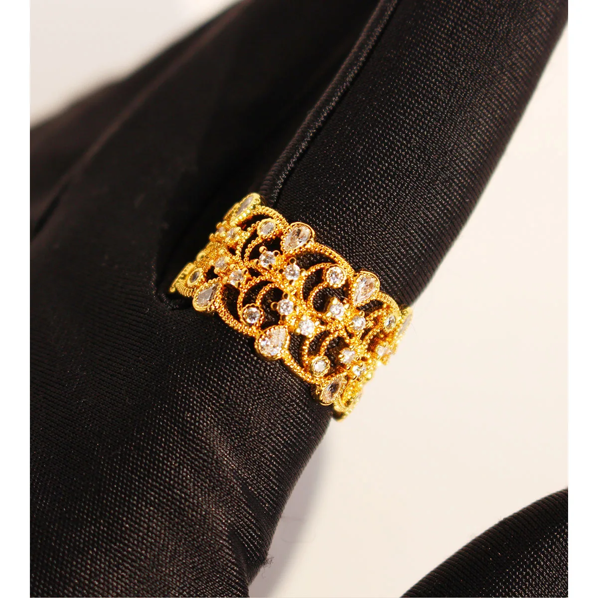 Court lace ring romantic retro art water drops zircon hollow vintage finger accessory
Court lace ring romantic retro art water drops zircon hollow vintage finger accessory
