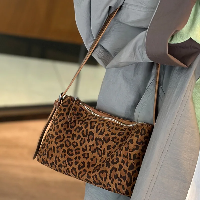 Новая женская седельная сумка из воловьей кожи с леопардовым принтом, высококачественная сумка через плечо из натуральной кожи, пригородная сумка для женщин
Новая женская седельная сумка из воловьей кожи с леопардовым принтом, высококачественная сумка через плечо из натуральной кожи, пригородная сумка для женщин