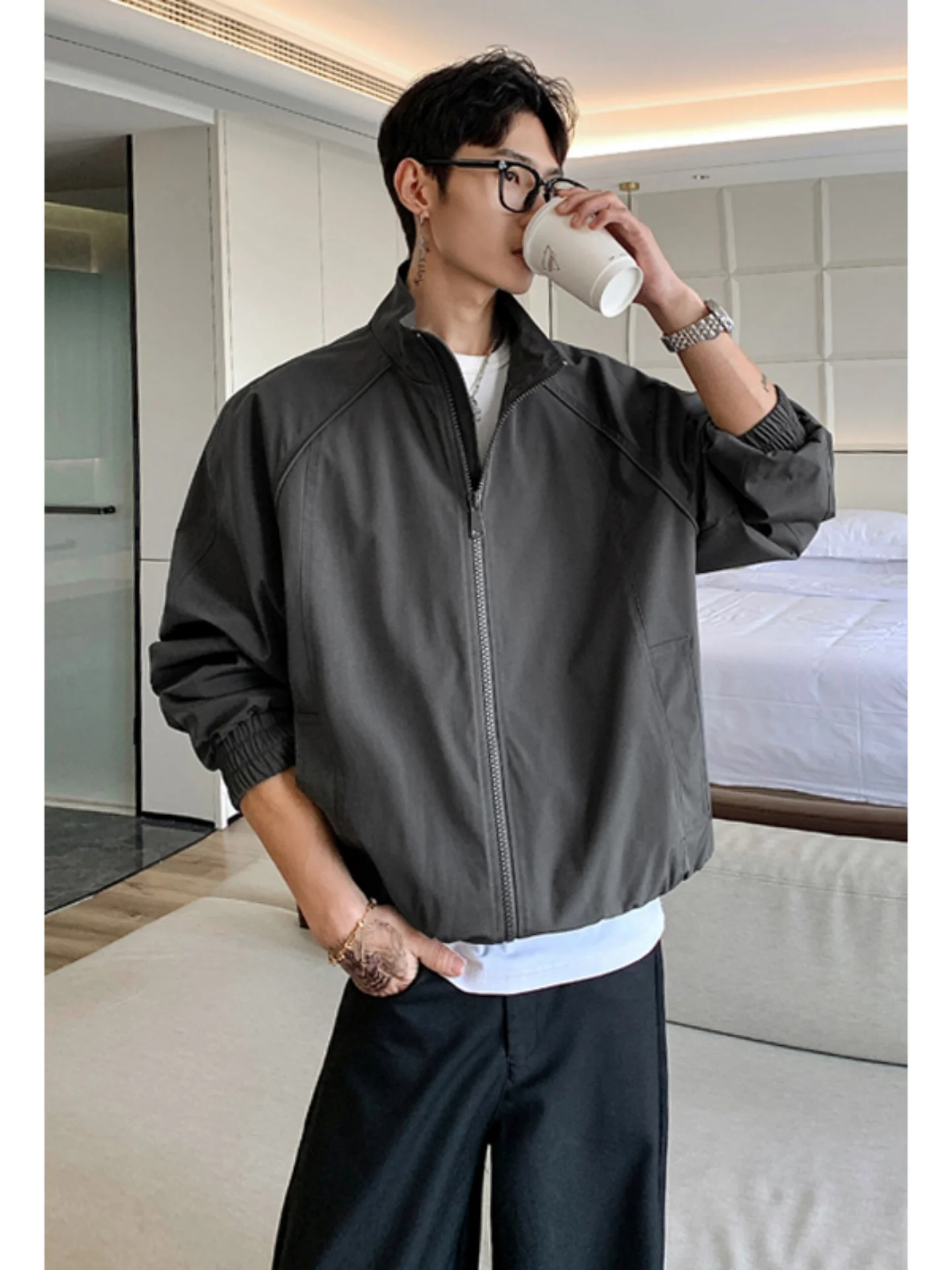 Ретро-японская мужская куртка-бомбер с воротником-стойкой, новая весенняя модель, свободного кроя, ветрозащитная, для дома и улицы, на каждый день
Ретро-японская мужская куртка-бомбер с воротником-стойкой, новая весенняя модель, свободного кроя, ветрозащитная, для дома и улицы, на каждый день