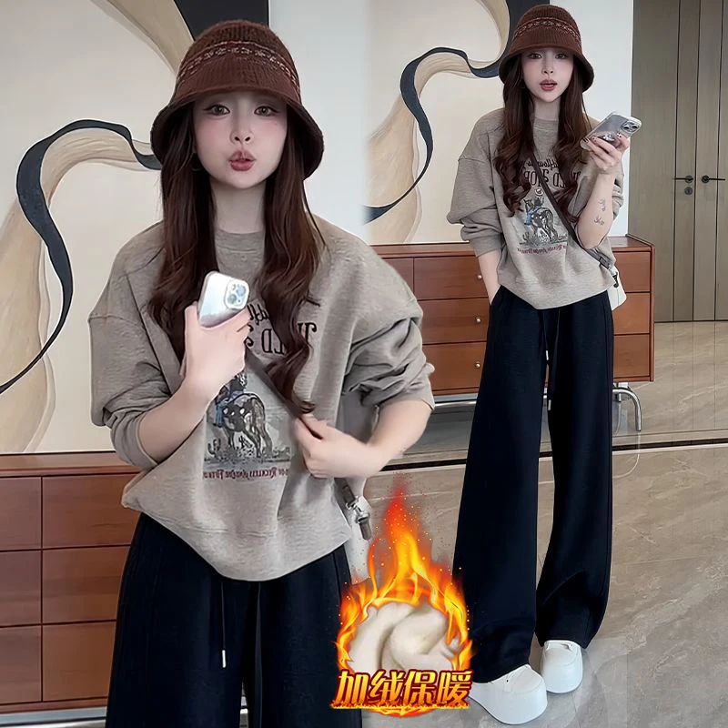 Модный комплект из двух предметов для женщин ранней осени, новинка 2025 года, толстовка с круглым вырезом с принтом + свободные однотонные широкие брюки, комплект
Модный комплект из двух предметов для женщин ранней осени, новинка 2025 года, толстовка с круглым вырезом с принтом + свободные однотонные широкие брюки, комплект
