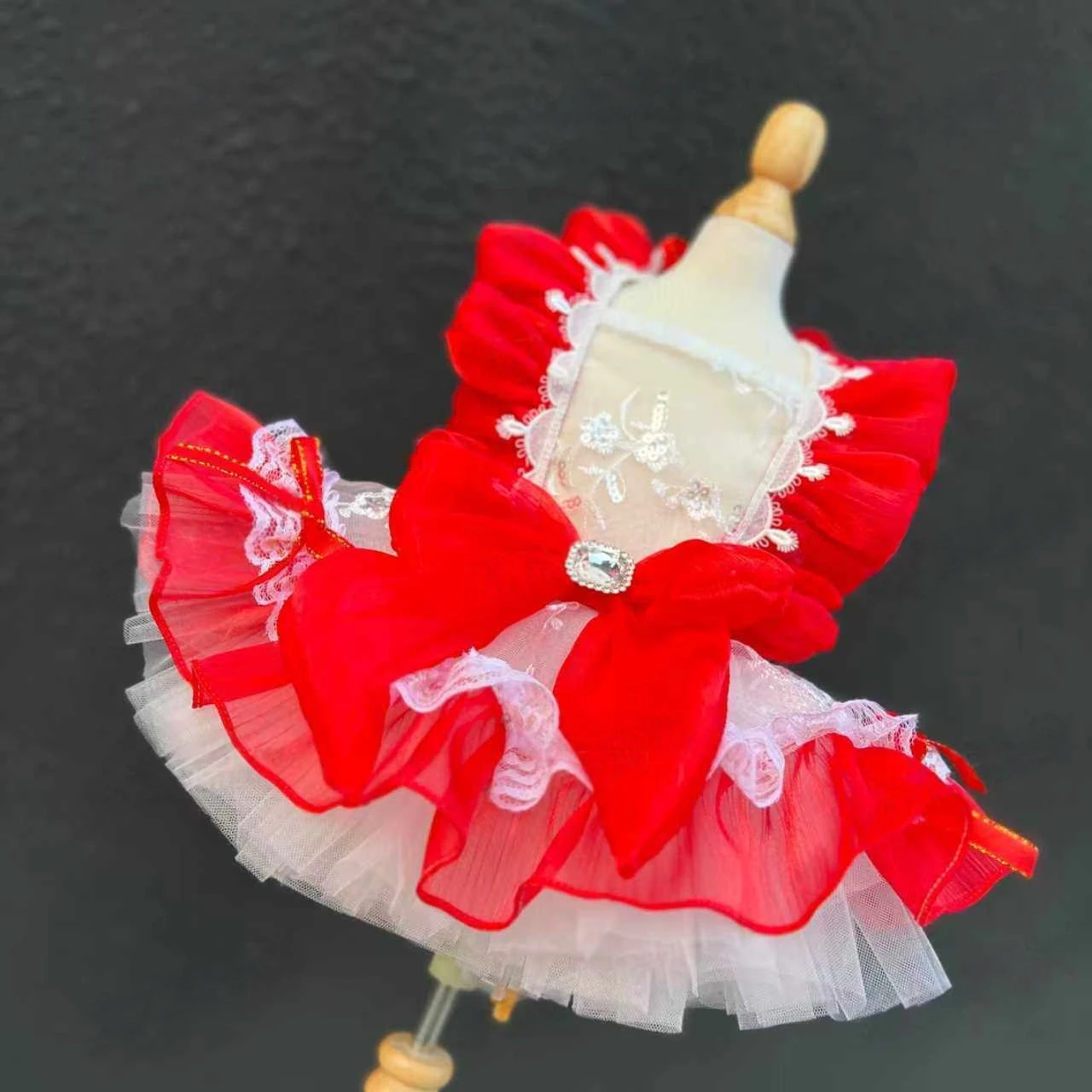 Handmade Puffy Skirt Suspender Dress for Cat Dog Teddy Bear High-End Hollow out Design Suitable for Pomeranian
Handmade Puffy Skirt Suspender Dress for Cat Dog Teddy Bear High-End Hollow out Design Suitable for Pomeranian