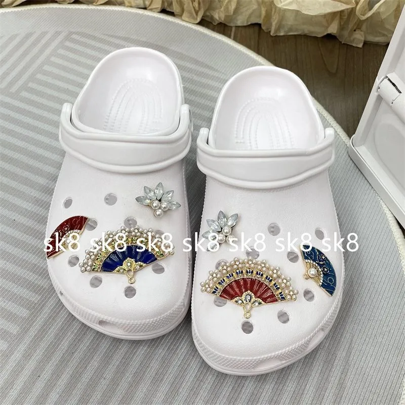 Classic Fan Series Elegant Charms for Crocs Luxury Adornment for Clogs Sandals Ins Popular Footwear Decoration DIY Trendy Gift
Classic Fan Series Elegant Charms for Crocs Luxury Adornment for Clogs Sandals Ins Popular Footwear Decoration DIY Trendy Gift