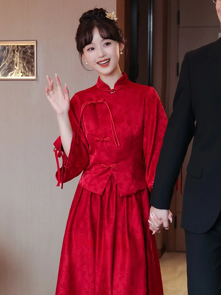 Новое китайское свадебное платье в стиле Шэй в красных тонах с драконом и фениксом, комплект из двух предметов, длинное вечернее платье для невест, винтажное, в пол.
Новое китайское свадебное платье в стиле Шэй в красных тонах с драконом и фениксом, комплект из двух предметов, длинное вечернее платье для невест, винтажное, в пол.