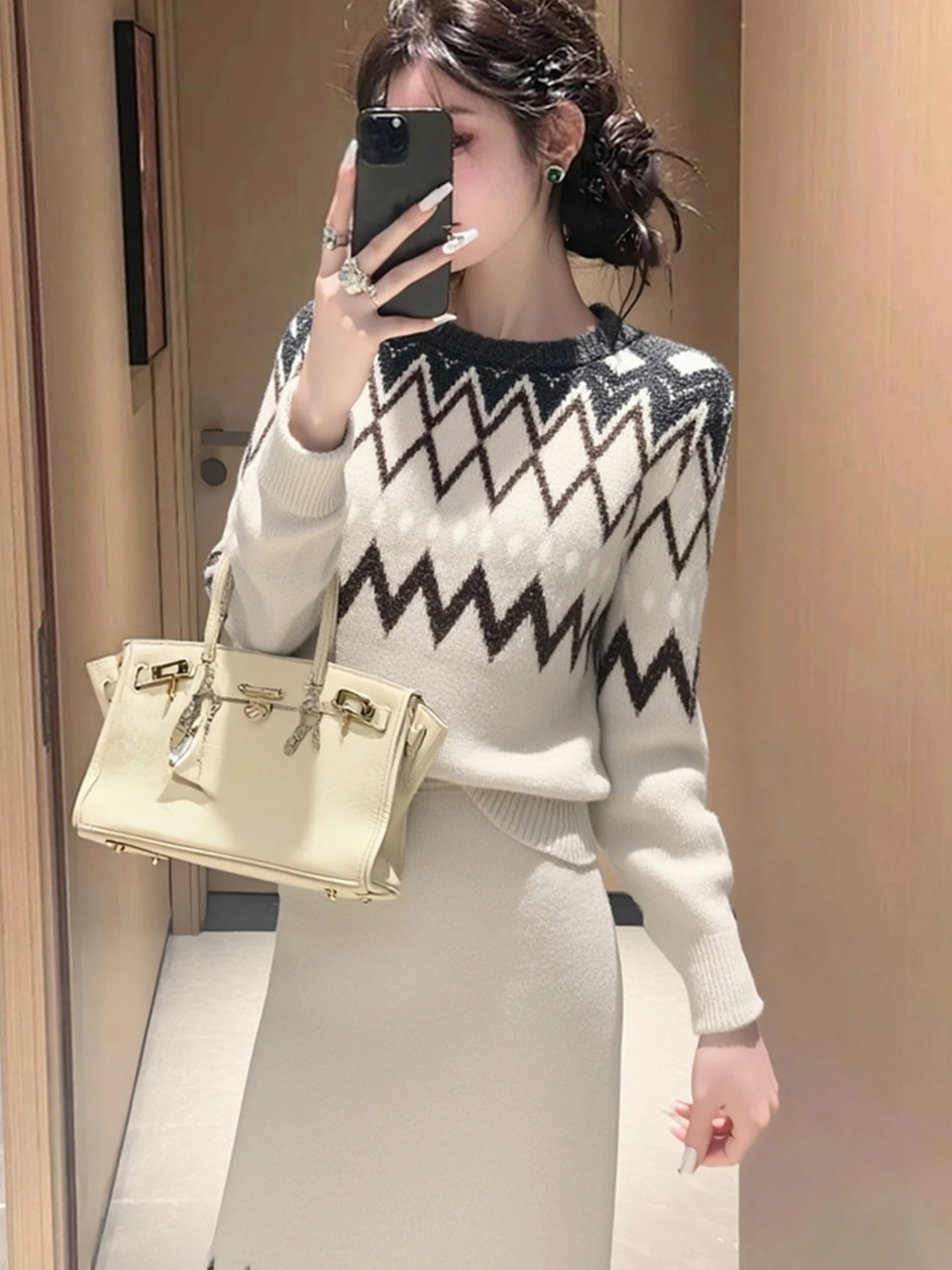High-end winter fashion contrast long-sleeved cashmere sweater top sweater head soft waxy comfortable woman
High-end winter fashion contrast long-sleeved cashmere sweater top sweater head soft waxy comfortable woman