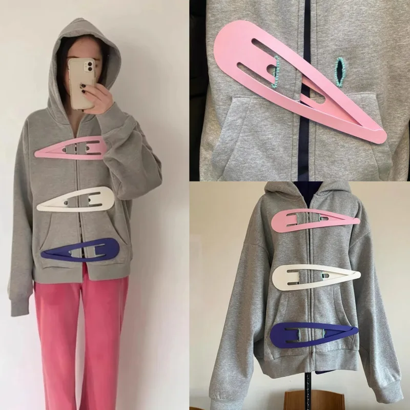 Новая толстовка Y2K оверсайз с капюшоном и крупными заколками, американская ретро-куртка на молнии в уличном стиле, повседневный кардиган для девочек
Новая толстовка Y2K оверсайз с капюшоном и крупными заколками, американская ретро-куртка на молнии в уличном стиле, повседневный кардиган для девочек