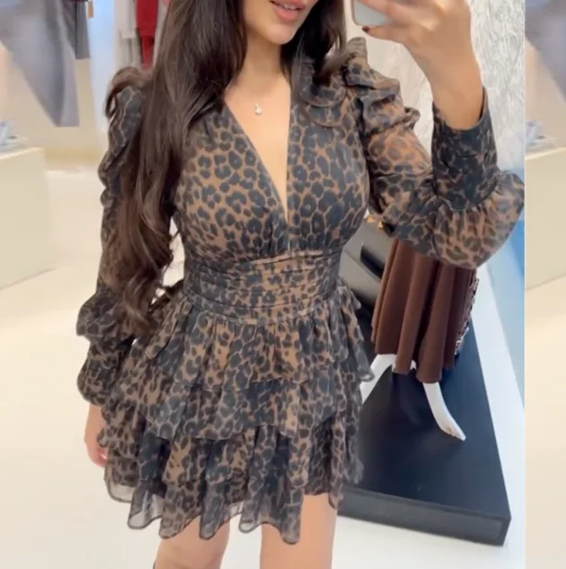 Women's 2025 Spring New Collection Leopard Print Bubble Sleeves Retro Waist Ruffle Short Dress Sexy V-Neck Fashion Dress
Women's 2025 Spring New Collection Leopard Print Bubble Sleeves Retro Waist Ruffle Short Dress Sexy V-Neck Fashion Dress