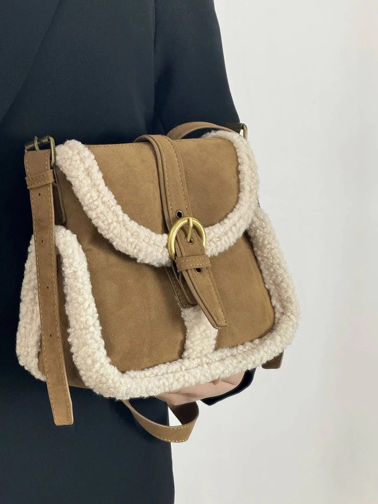 Новая меховая сумка для женщин, маленькая сумка в корейском винтажном стиле, 2026, новая модная замшевая женская сумка через плечо C125
Новая меховая сумка для женщин, маленькая сумка в корейском винтажном стиле, 2026, новая модная замшевая женская сумка через плечо C125