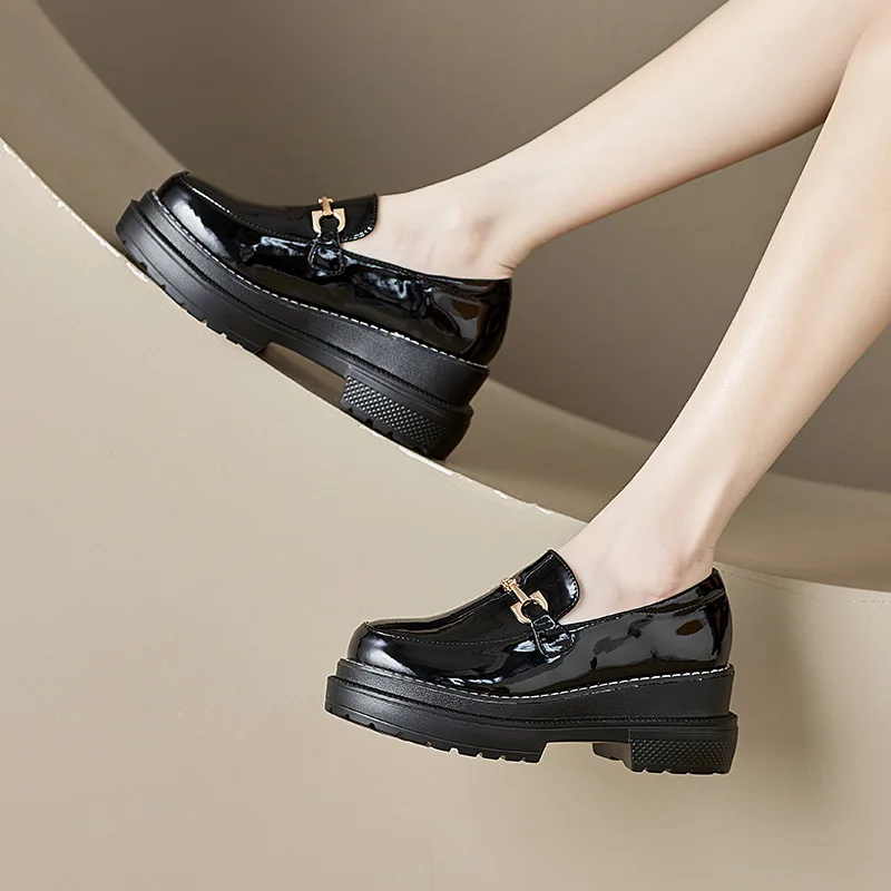 Туфли на танкетке, женские лоферы без шнуровки с круглым носком, удлиняющие туфли с металлическими украшениями, оксфордские туфли-лодочки из лакированной кожи
Туфли на танкетке, женские лоферы без шнуровки с круглым носком, удлиняющие туфли с металлическими украшениями, оксфордские туфли-лодочки из лакированной кожи