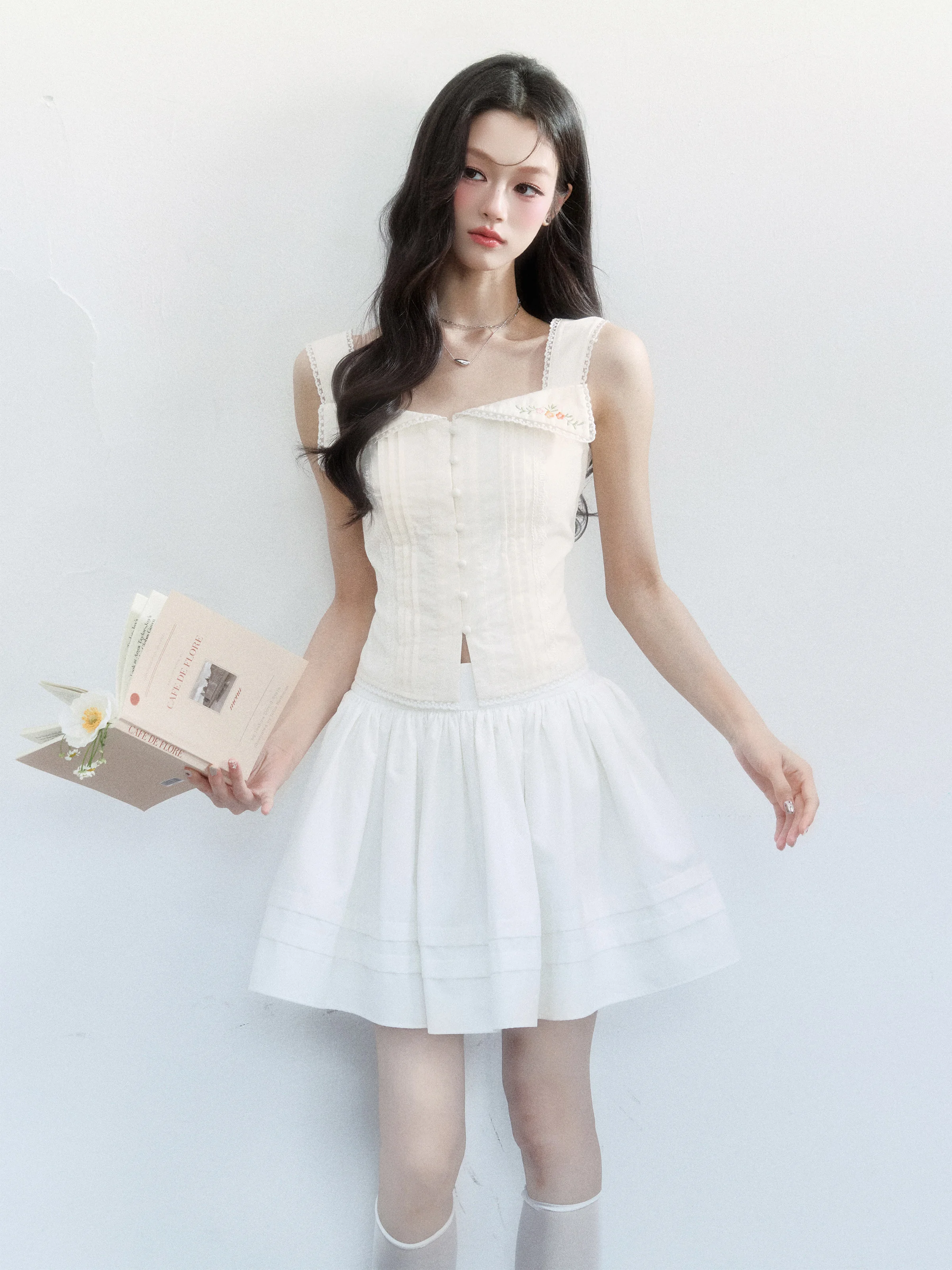 Elegant Embroidered Crop Top with Square Collar Slim Fit Countryside Style Cotton Blend Vest for Women Spring Season Fashion
Elegant Embroidered Crop Top with Square Collar Slim Fit Countryside Style Cotton Blend Vest for Women Spring Season Fashion