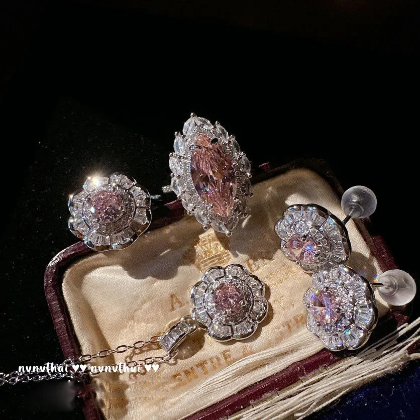 Padparadscha Mervia gemstone ring vintage flower-plated 18K gold powder water drop zircon Earrings Necklace
Padparadscha Mervia gemstone ring vintage flower-plated 18K gold powder water drop zircon Earrings Necklace