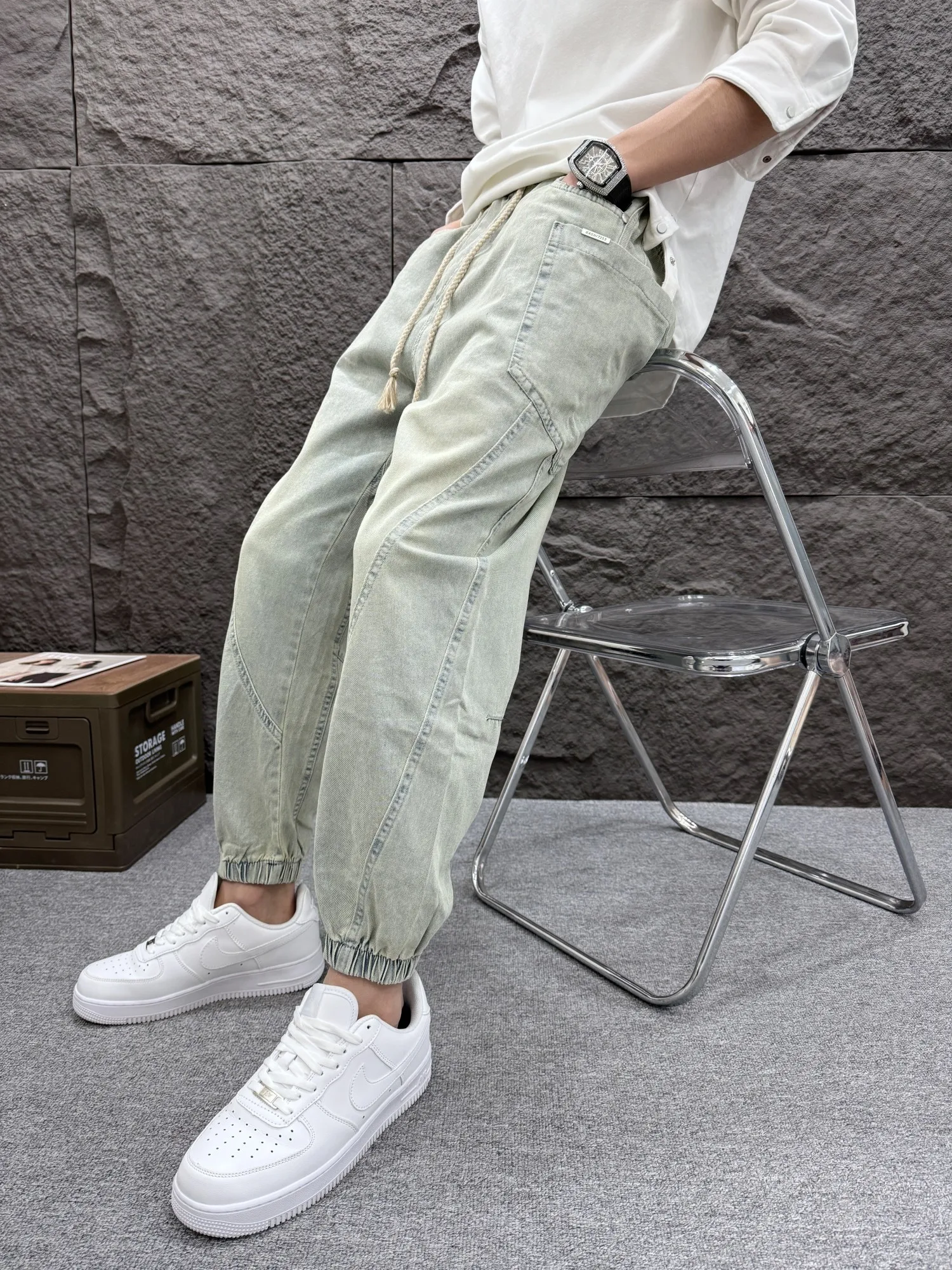 Модные светло-голубые мужские джинсы свободного кроя с отворотами, многокарманные рабочие брюки в американском стиле, прямые повседневные брюки-карго Harlan
Модные светло-голубые мужские джинсы свободного кроя с отворотами, многокарманные рабочие брюки в американском стиле, прямые повседневные брюки-карго Harlan