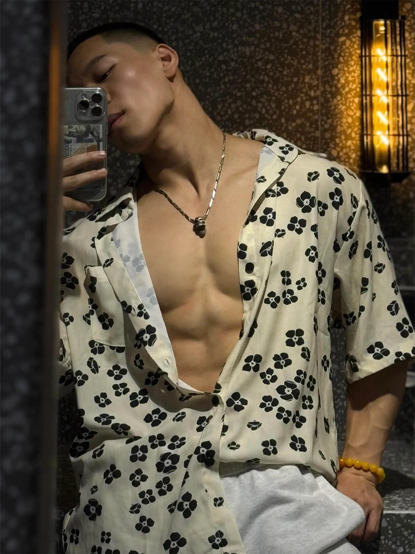 Men's Summer Casual Loose Fit Ice Silk Flower Print Shirt Thin Short Sleeve Lightweight Drapey Style Beachwear Fashionable Brand
Men's Summer Casual Loose Fit Ice Silk Flower Print Shirt Thin Short Sleeve Lightweight Drapey Style Beachwear Fashionable Brand