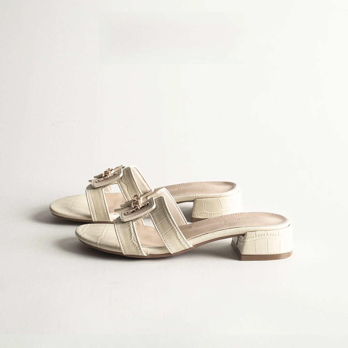 Leather Retro Open-Toe Strap Slippers Women's Summer Outdoor Versatile Thick Heel Casual Beach Vacation Style Sandals
Leather Retro Open-Toe Strap Slippers Women's Summer Outdoor Versatile Thick Heel Casual Beach Vacation Style Sandals