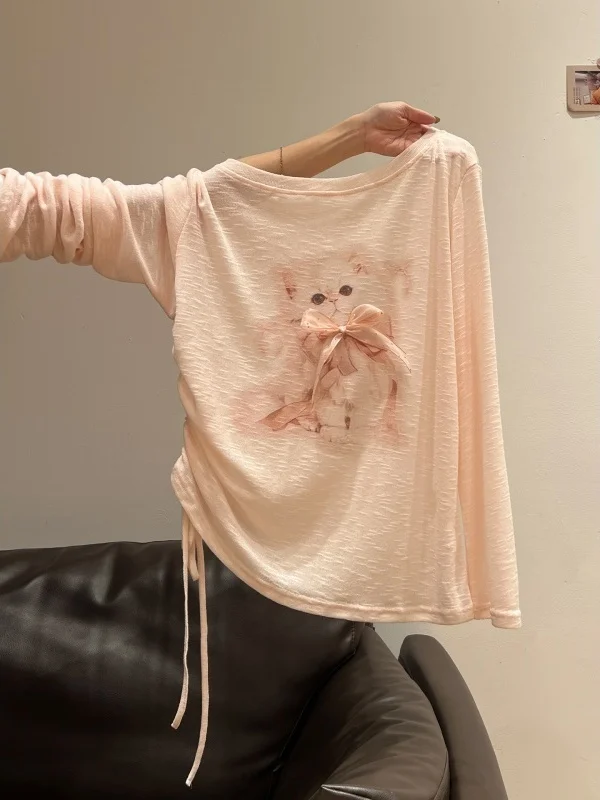 Pink One-Shoulder Print T-Shirt with Bowtie Side Pleats Long Sleeve Thin Top for Women Early Autumn Commute Style Loose Fit
Pink One-Shoulder Print T-Shirt with Bowtie Side Pleats Long Sleeve Thin Top for Women Early Autumn Commute Style Loose Fit