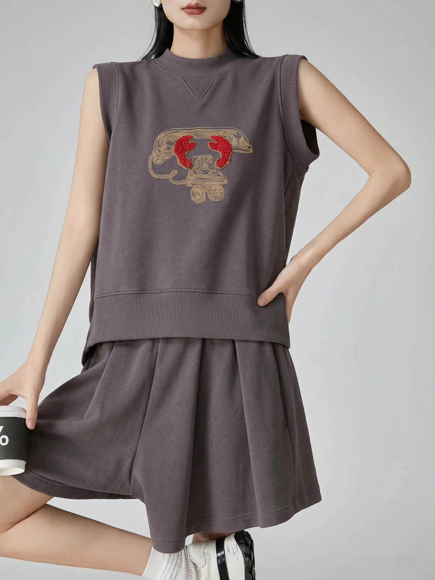 Casual Sportswear Set Summer Sleeveless Embroidered Print Top Two-Piece Suit Design Sense Leisure Style Polyester Fiber
Casual Sportswear Set Summer Sleeveless Embroidered Print Top Two-Piece Suit Design Sense Leisure Style Polyester Fiber