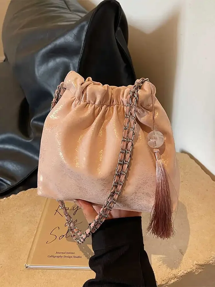 Niche Chain Women's Bags Ladies 2025 Popular Versatile Single Shoulder Pack Spring Commuting Tassel Crossbody Bucket Bag
Niche Chain Women's Bags Ladies 2025 Popular Versatile Single Shoulder Pack Spring Commuting Tassel Crossbody Bucket Bag