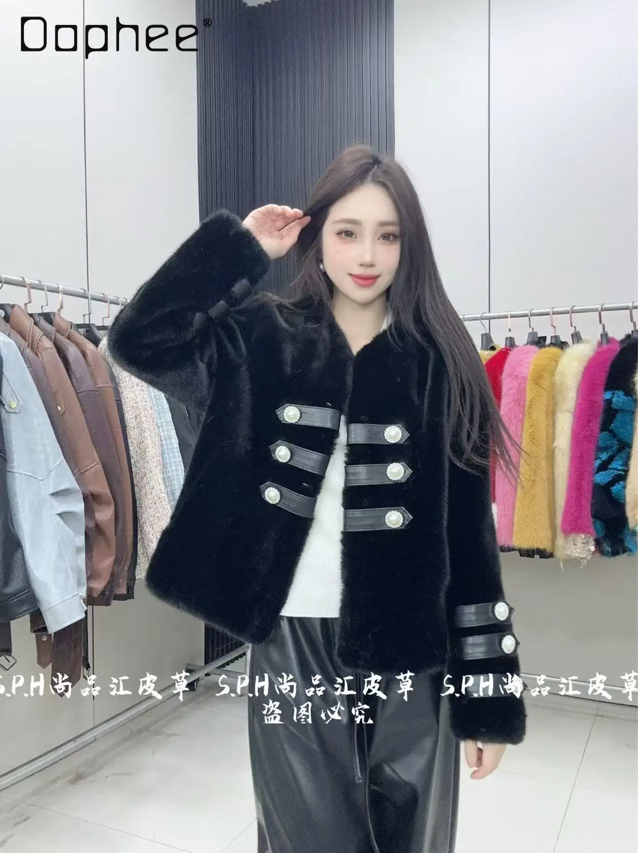 V-neck Long-sleeved Short Coat Retro Pearl Leather Buckle Exquisite Celebrity Warm Jacket 2025 New Slim-fit Faux Fur Coat
V-neck Long-sleeved Short Coat Retro Pearl Leather Buckle Exquisite Celebrity Warm Jacket 2025 New Slim-fit Faux Fur Coat