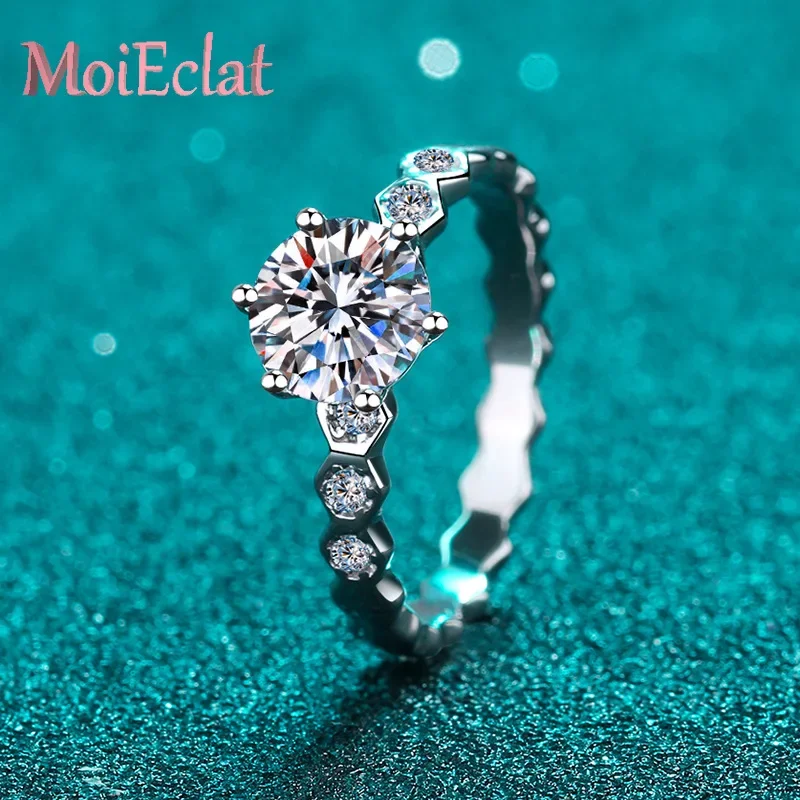 Classic Honeycomb Six Claws Setting 0.5ct/1ct Moissanite Rings for Women, Platinum Pt950 Wedding Band Luxury Bridal Jewelry
Classic Honeycomb Six Claws Setting 0.5ct/1ct Moissanite Rings for Women, Platinum Pt950 Wedding Band Luxury Bridal Jewelry