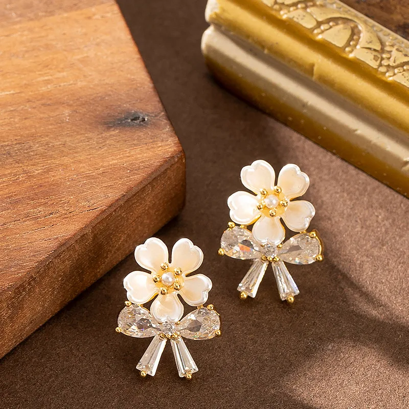 Fashionable, simple, niche, gentle, diamond-encrusted zircon flower earrings, high-end, light luxury, INS style earrings
Fashionable, simple, niche, gentle, diamond-encrusted zircon flower earrings, high-end, light luxury, INS style earrings