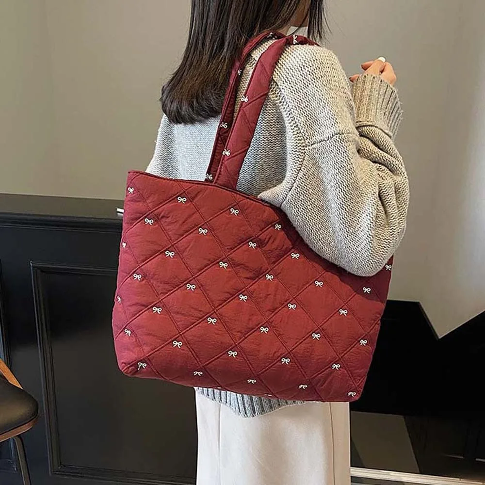 Sweet Quilted Tote Bag Versatile Embroidered Bow Rhombus Plaid Handbag Polyester Large Capacity Bubble Shoulder Bag Women
Sweet Quilted Tote Bag Versatile Embroidered Bow Rhombus Plaid Handbag Polyester Large Capacity Bubble Shoulder Bag Women