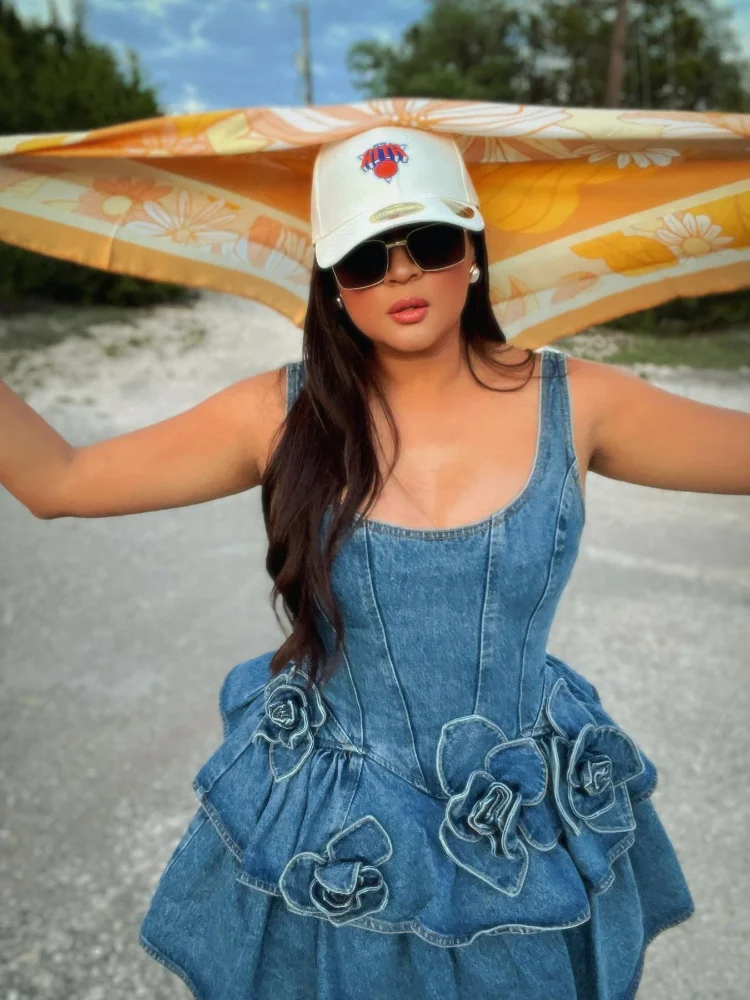 Fashion Layered Ruffle Mini Denim Dress Women 3d Flowers U Collar Backless Skinny AZipper -line Sling Robe New Summer Streetwear
Fashion Layered Ruffle Mini Denim Dress Women 3d Flowers U Collar Backless Skinny AZipper -line Sling Robe New Summer Streetwear