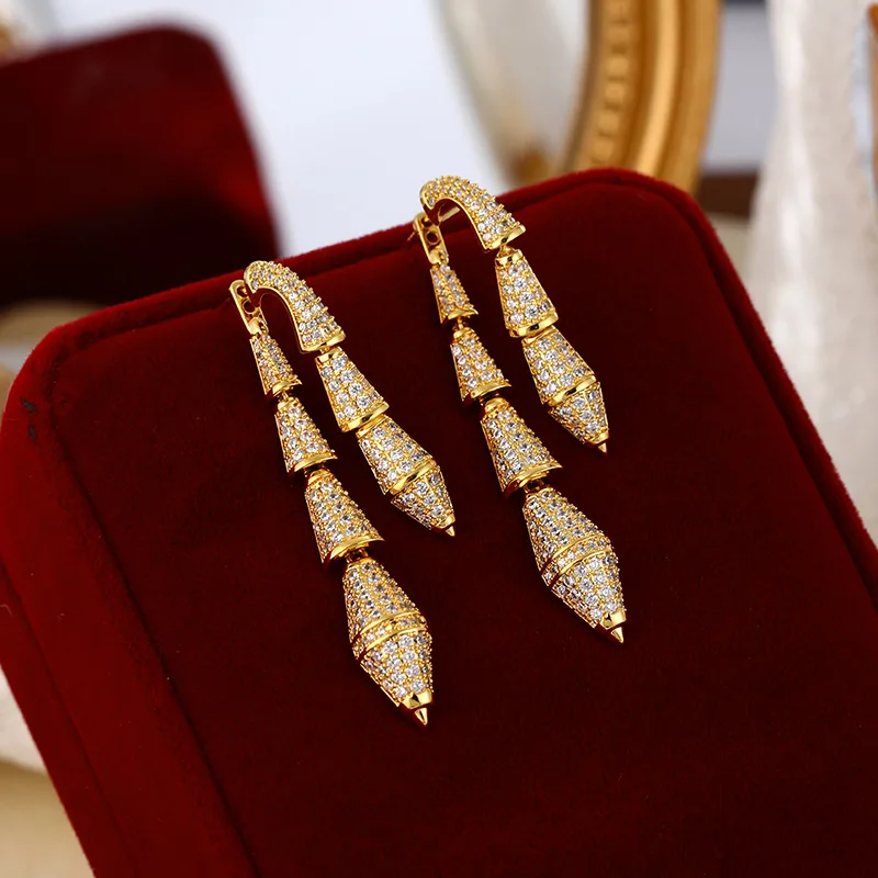 Женские серьги-змеи из серебра S925 с позолотой 18K и цирконами, модель 2026 года, в форме бамбукового стебля, двусторонние, ювелирные изделия
Женские серьги-змеи из серебра S925 с позолотой 18K и цирконами, модель 2026 года, в форме бамбукового стебля, двусторонние, ювелирные изделия