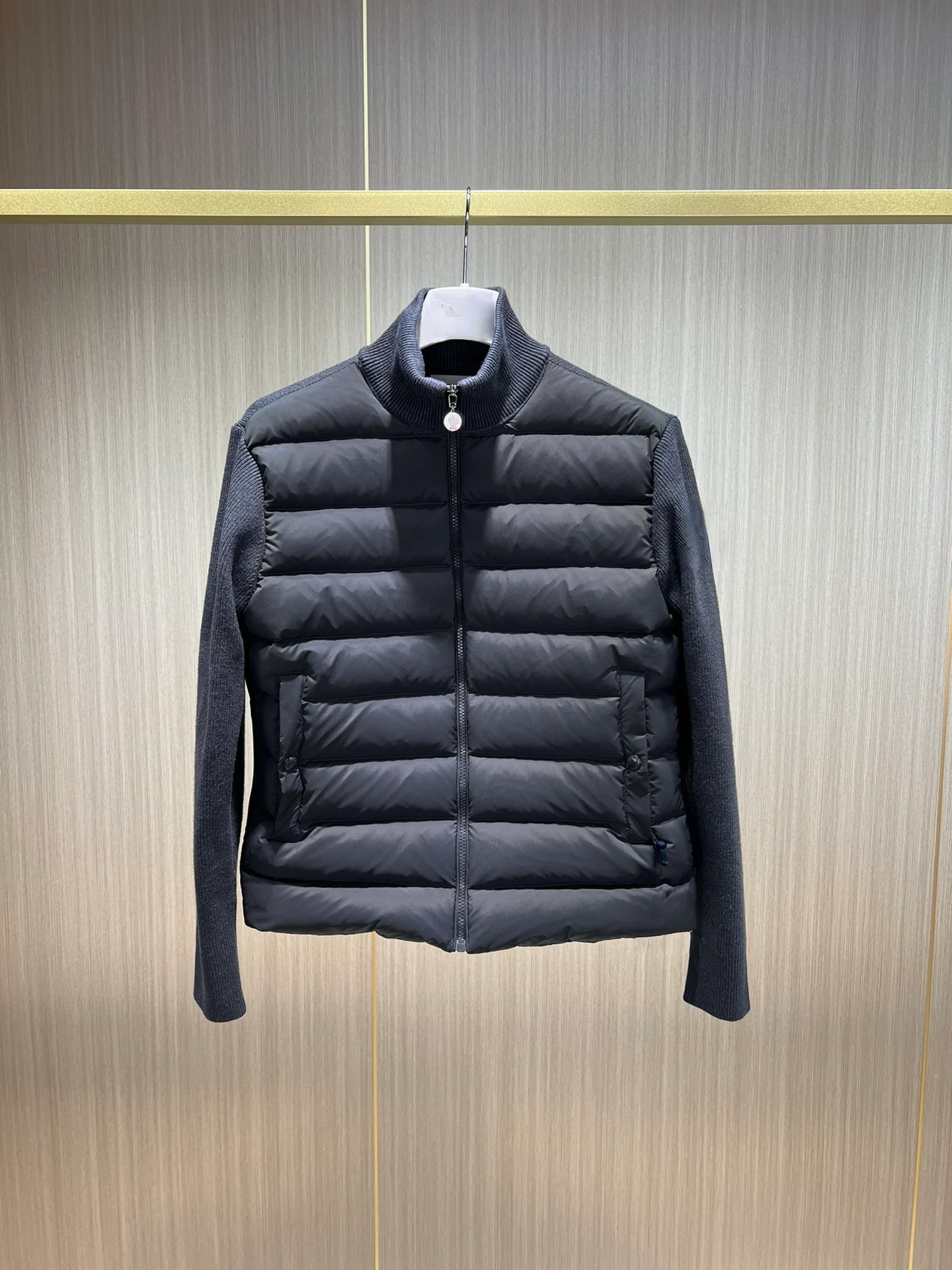 American Casual Wool Knitted Patchwork Lightweight down Cardigan Coat Stand Collar Warmth English Letter Logo Men's Jacket
American Casual Wool Knitted Patchwork Lightweight down Cardigan Coat Stand Collar Warmth English Letter Logo Men's Jacket