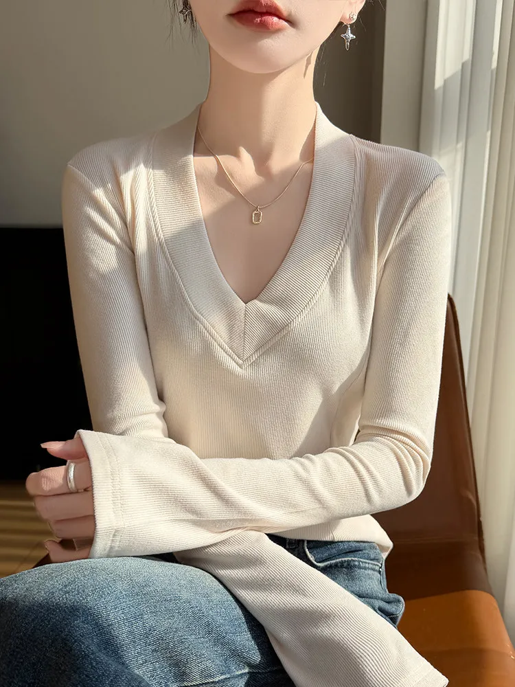 2026 Autumn Winter Women's V-Neck Loose Knitted Base Shirt Short Slim Fit Warm Soft Pure Color Commute Style Inner Wear Top
2026 Autumn Winter Women's V-Neck Loose Knitted Base Shirt Short Slim Fit Warm Soft Pure Color Commute Style Inner Wear Top
