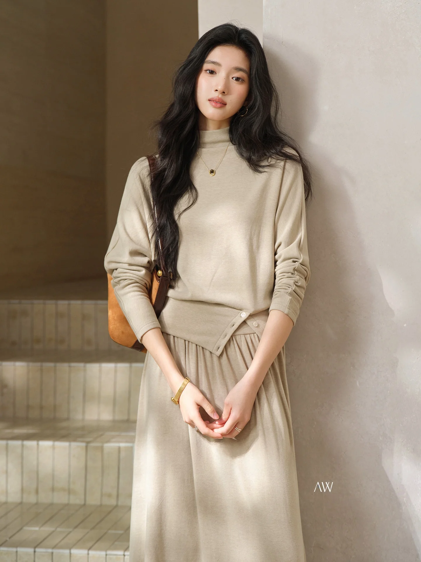 Женский комплект из двух предметов: юбка и топ с высоким воротником и рукавами «летучая мышь», с драпированным подолом, нежный зимний образ
Женский комплект из двух предметов: юбка и топ с высоким воротником и рукавами «летучая мышь», с драпированным подолом, нежный зимний образ