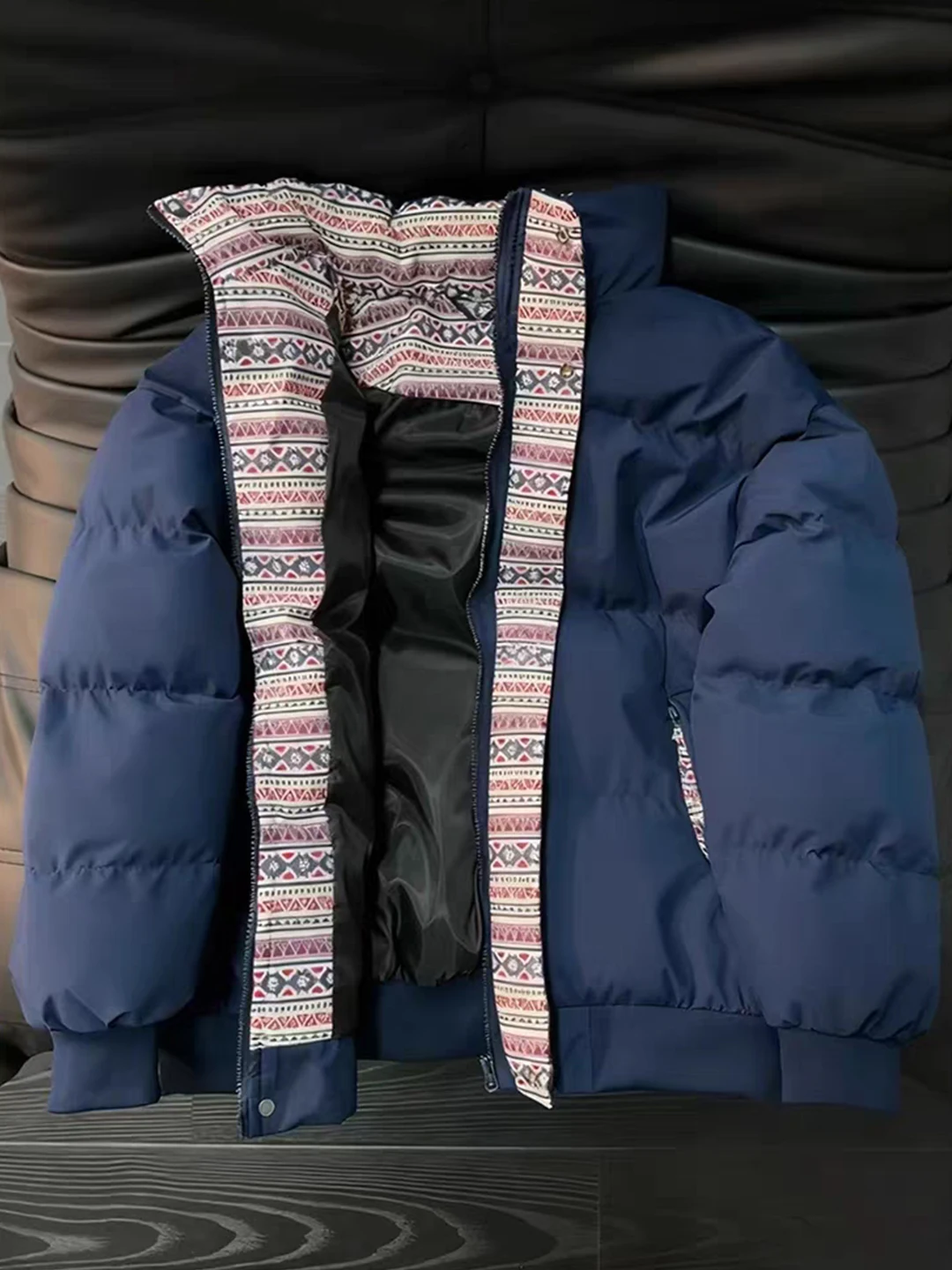 Утепленная хлопковая куртка мужская зимняя теплая с воротником-стойкой, с национальным узором, повседневная, для отдыха
Утепленная хлопковая куртка мужская зимняя теплая с воротником-стойкой, с национальным узором, повседневная, для отдыха