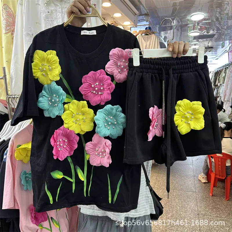 Модный весенне-летний женский комплект из двух предметов с 3d цветами и бриллиантами, бусинами, футболка с короткими рукавами, топ + широкие шорты с эластичной резинкой на талии, костюм
Модный весенне-летний женский комплект из двух предметов с 3d цветами и бриллиантами, бусинами, футболка с короткими рукавами, топ + широкие шорты с эластичной резинкой на талии, костюм