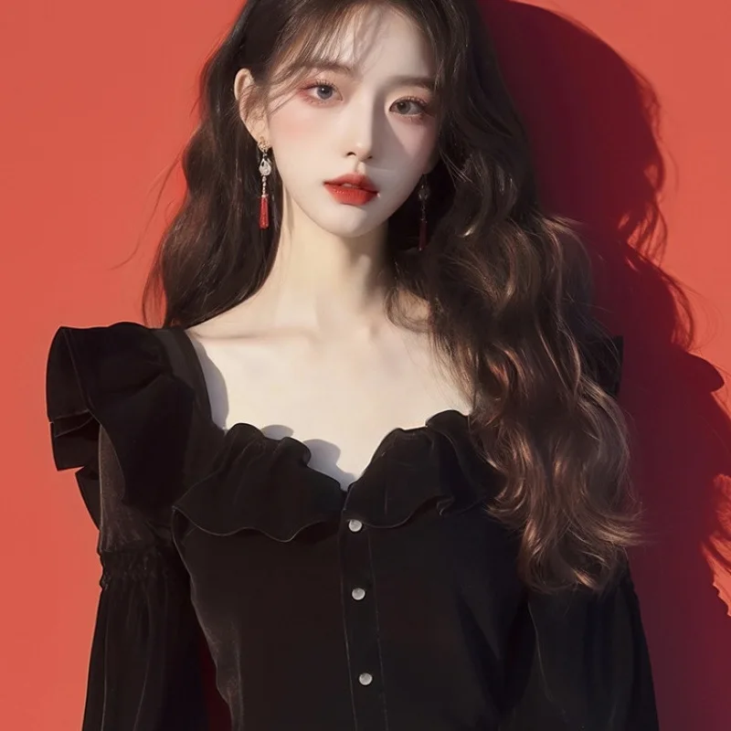 French Hepburn black velvet top 2025 early spring new princess temperament looks good
French Hepburn black velvet top 2025 early spring new princess temperament looks good