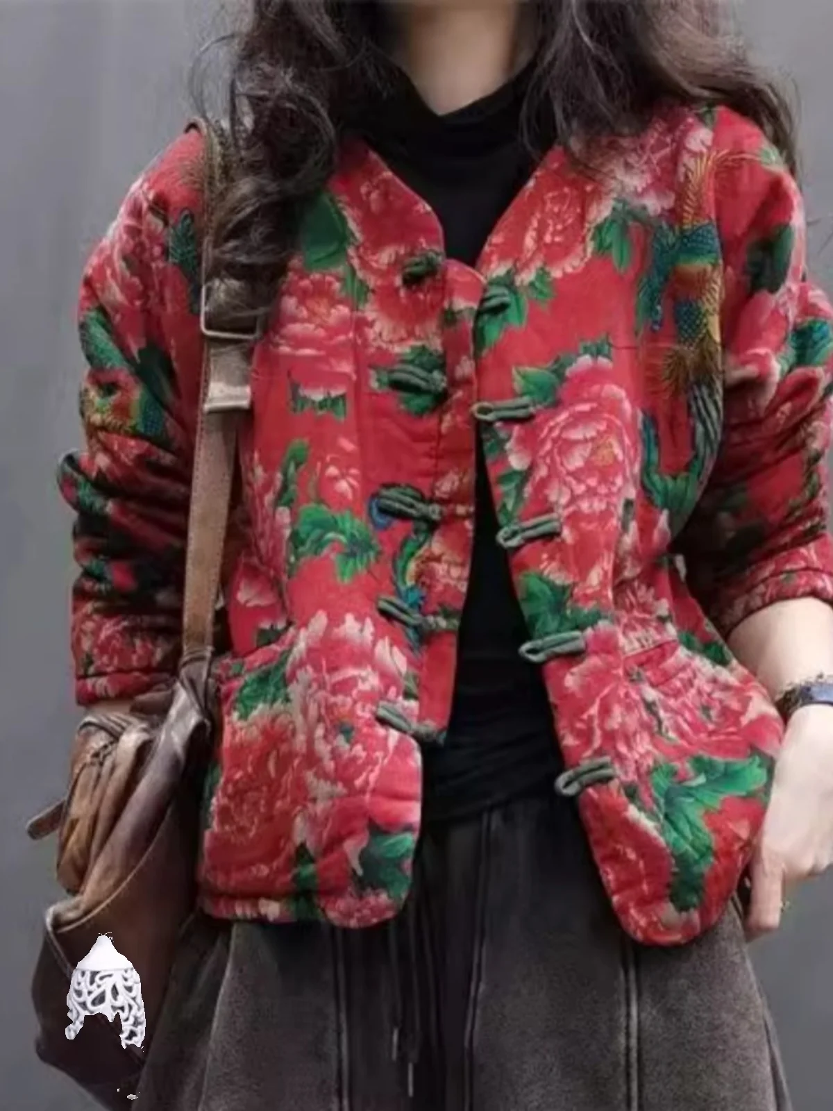 Утепленная хлопковая куртка женская зимняя свободного кроя в стиле ретро на пуговицах, с хлопковым наполнителем, теплая, с крупным цветочным узором в национальном стиле Северо-Востока
Утепленная хлопковая куртка женская зимняя свободного кроя в стиле ретро на пуговицах, с хлопковым наполнителем, теплая, с крупным цветочным узором в национальном стиле Северо-Востока