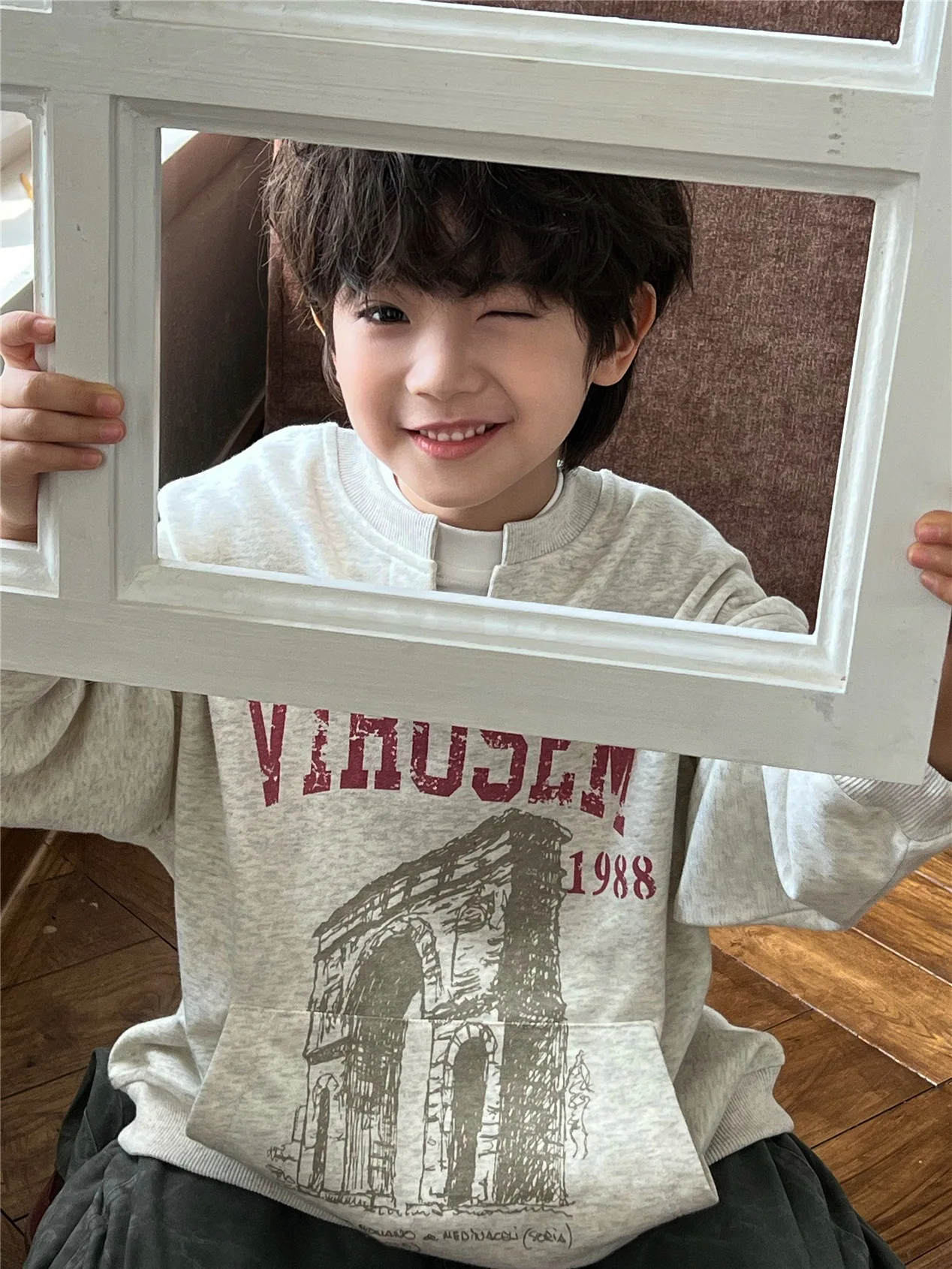 2025 Autumn Children's Fake Two piece Hoodie Trendy Brand Retro V-neck Boys' and Girls' Elegant Soft Hoodie
2025 Autumn Children's Fake Two piece Hoodie Trendy Brand Retro V-neck Boys' and Girls' Elegant Soft Hoodie