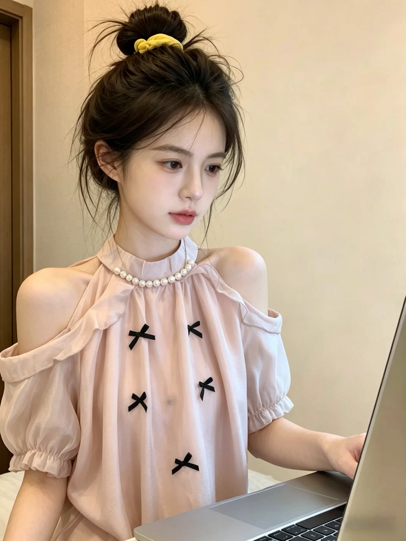 Fashionable Summer Pink Shoulder Bared Bubble Sleeve Women's Shirt Knot Pearl Decoration Advanced Sensation Lightwe...
Fashionable Summer Pink Shoulder Bared Bubble Sleeve Women's Shirt Knot Pearl Decoration Advanced Sensation Lightwe...