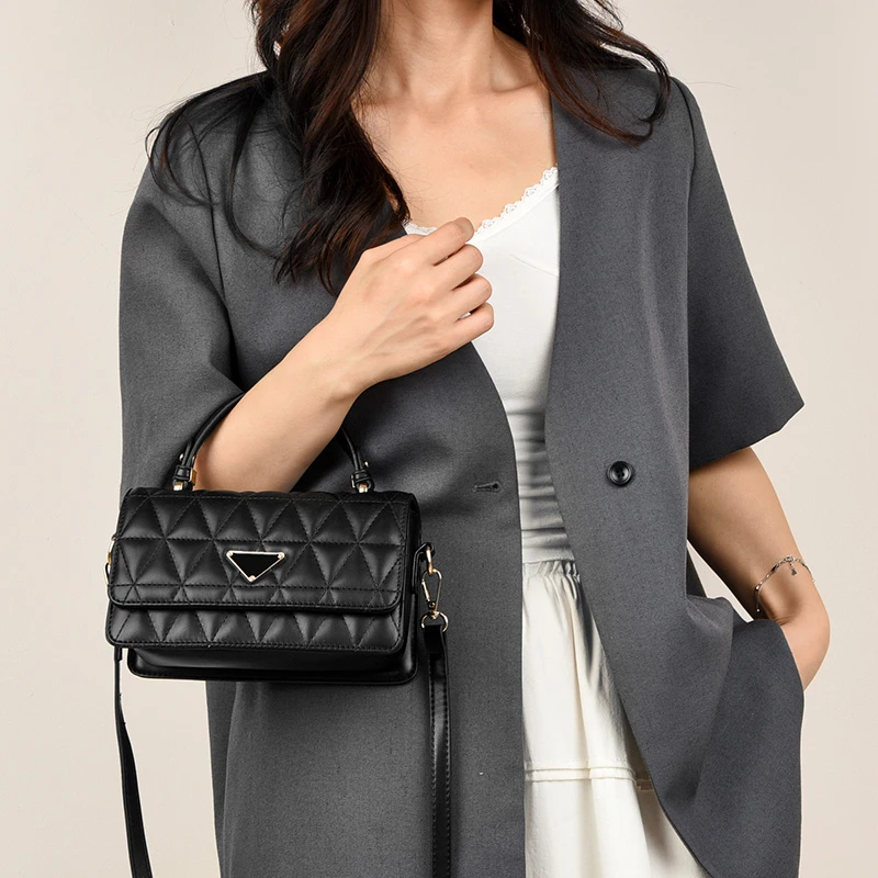 Classic Parisian Designer Tote Bag For Women Elegant And Trendy Crossbody Bag With Retro Textured Minimalist Luxury Style
Classic Parisian Designer Tote Bag For Women Elegant And Trendy Crossbody Bag With Retro Textured Minimalist Luxury Style