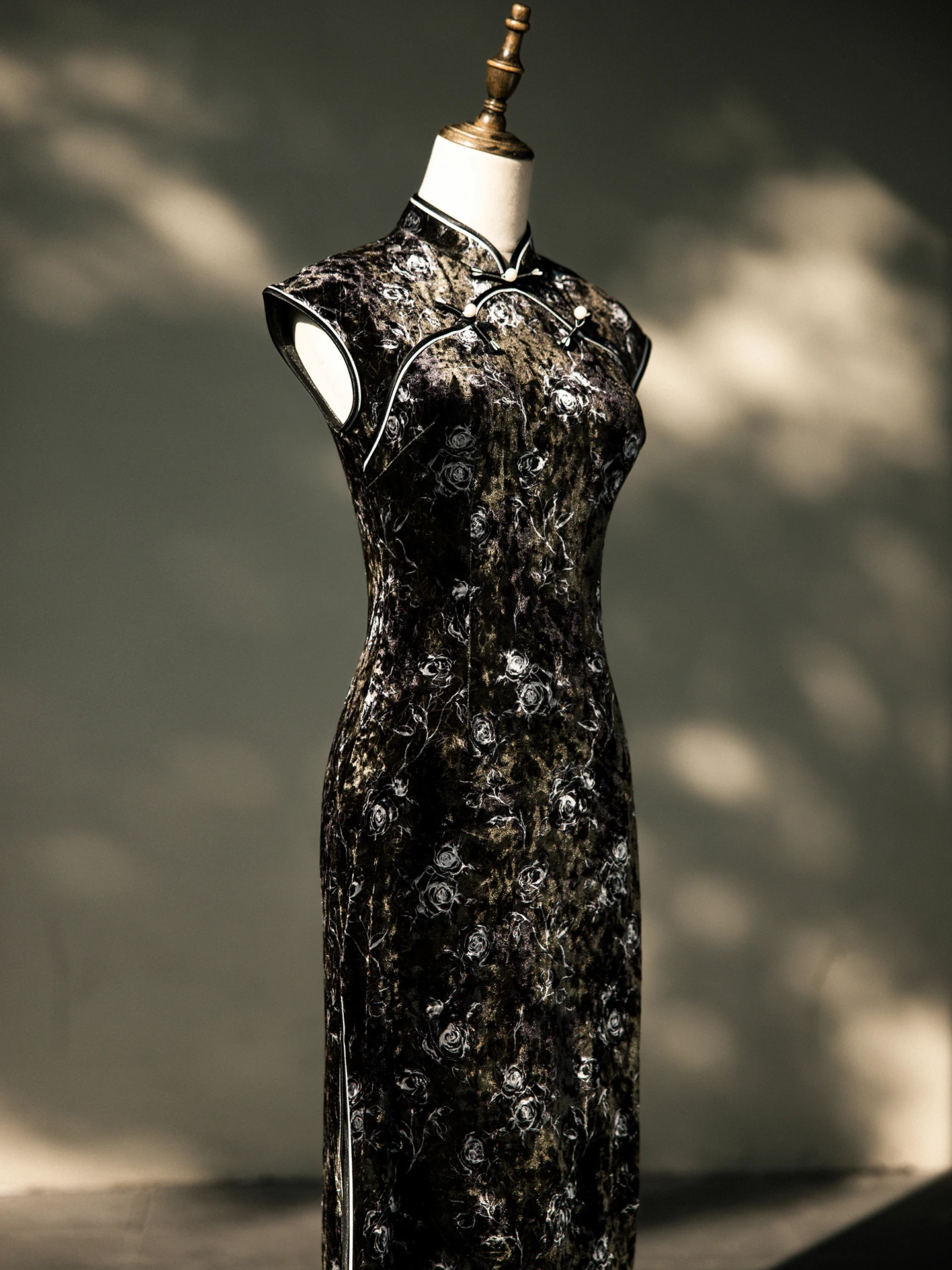 Черное бархатное платье в новом китайском стиле, подходящее для офиса, элегантное и изысканное, идеально для весны и лета.
Черное бархатное платье в новом китайском стиле, подходящее для офиса, элегантное и изысканное, идеально для весны и лета.